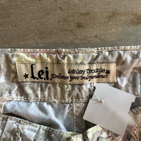 Shorts - Picture 3 of 5